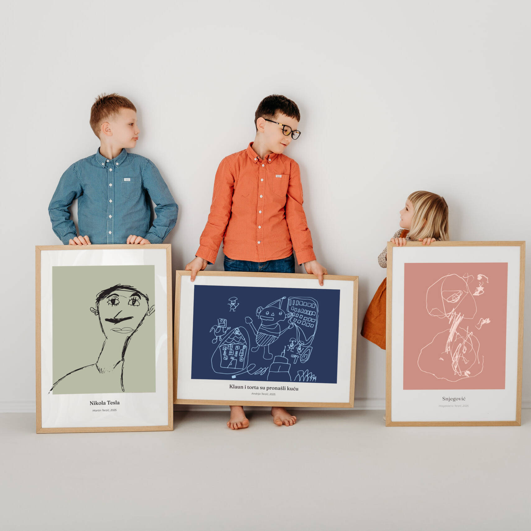 Djeca drže personalizirane postere izrađene od svojih crteža, prikazane u različitim dimenzijama i bojama.