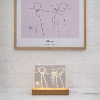 personalizirani set poster i lampa s dječjim crtežom A3 poster izrađen od dječjeg crteža dekoracija za dom personalizirana lampa od dječjeg crteža poklon uspomena unikatan poklon za roditelje poster i lampa dječji crtež