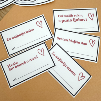 Više manjih buketa od papira – ideja za poklon za baku i tetu za Majčin dan